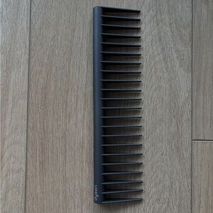Dyson detangling comb